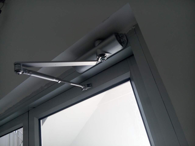 門扇與門框不在一個平麵能（néng）裝閉門器麽？